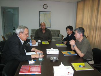 中國(guó)駐埃及使館臨時(shí)代辦李琛考察中國(guó)奇瑞汽車(chē)公司在埃生產(chǎn)線